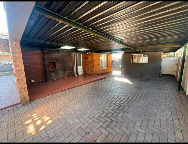 10 BEDROOM HOUSE FOR SALE IN KEMPTON PARK CENTRAL